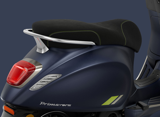 Vespa Facelift Primavera125 TECH Blu Curioso Tabs 1920X1440 Close Up Sella 1